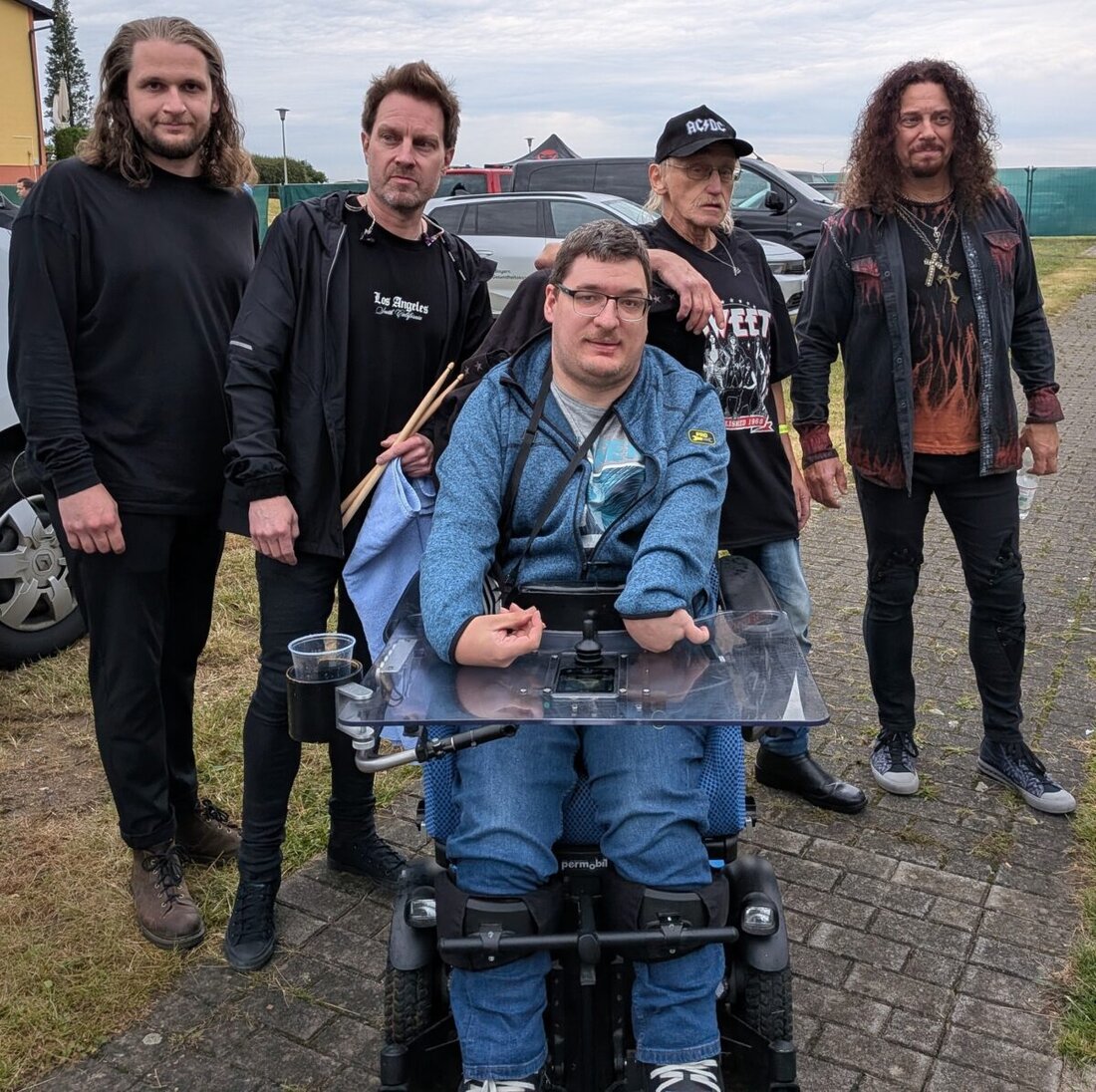 Tännesberg. Alexander Schubert aus Ensdorf traf beim 18. Oberpfalz-Festival in Tännesberg auf die Band „The Sweet“ und deren Ikone Andy Scott, erhielt zwei Drumsticks. Der Rollstuhlfahrer zeigt sich über das persönliche Treffen und die Geschenke begeistert.