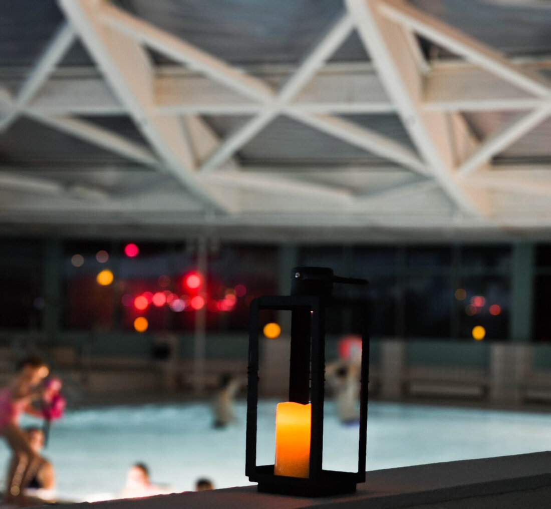 Amberg. Am 9. November 2024 können Gäste im Kurfürstenbad Amberg ab 17 Uhr bei Kerzenlicht schwimmen, ohne zusätzliche Kosten.