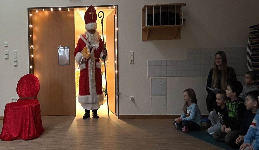 Immenreuth. Am Freitagmorgen feierten zahlreiche Gläubige um 6.30 Uhr eine stimmungsvolle Rorate in der Pfarrkirche mit vielen Erstkommunionkindern. Der Nikolaus besuchte anschließend den Kindergarten im Mühlweg.