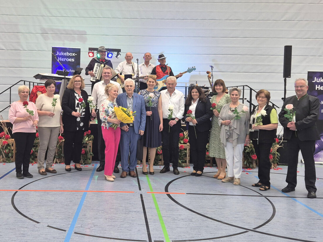 Maxhütte-Haidhof. Der Rosenball 2026 füllte die Stadthalle mit knapp 200 Gästen und sorgte dank der Jukebox-Heroes für beste Stimmung. Krönung: Rosi Erbe und Erwin Harnoth wurden Rosenkönigin und Rosenkönig.