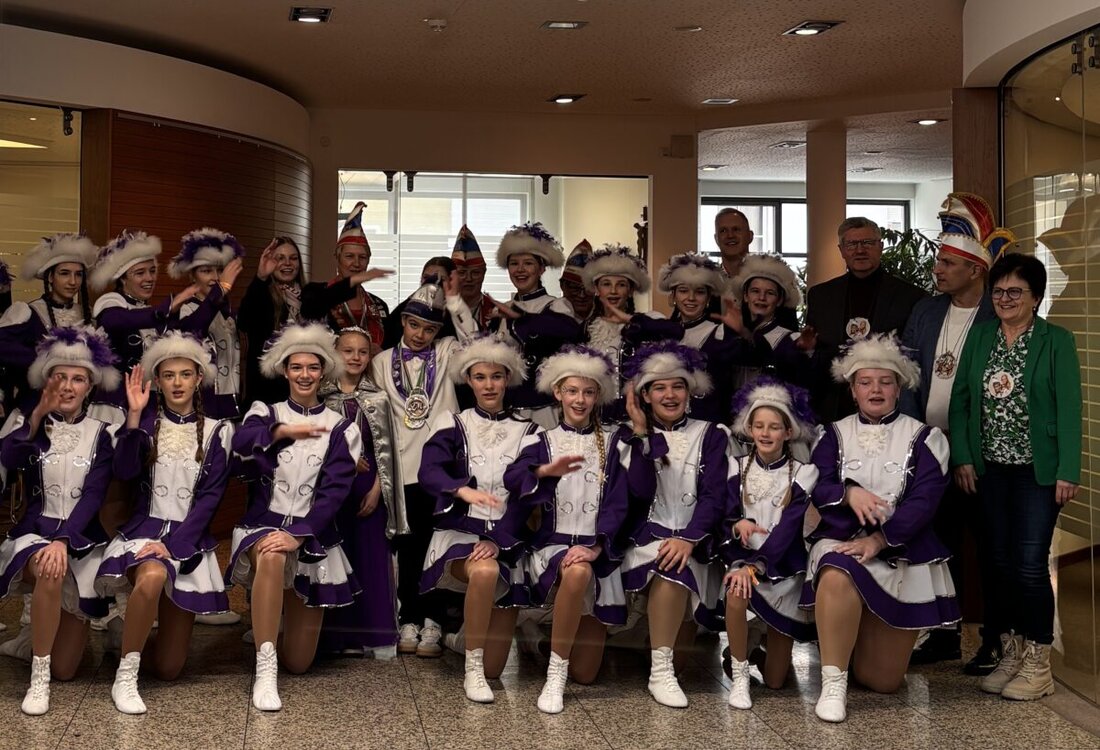 Neustadt/WN. Am Rosenmontag 2026 brachten Garden aus Eschenbach i.d.OPf, Neustadt/WN und Vohenstrauß Farbe in die Filialen der Vereinigten Sparkassen, begeisterten mit Tänzen und Kostümen und erhielten Orden.