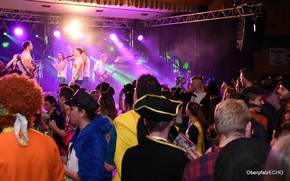 Floß. „So laut, so geil! Gute Stimmung und einfach bloß geil zum Abdancen“, sagt Andi auf dem Nachhauseweg vom Rosenmontagsball. Als U-18 ist für den Flosser schon um Mitternacht Schluss. [&hellip;]