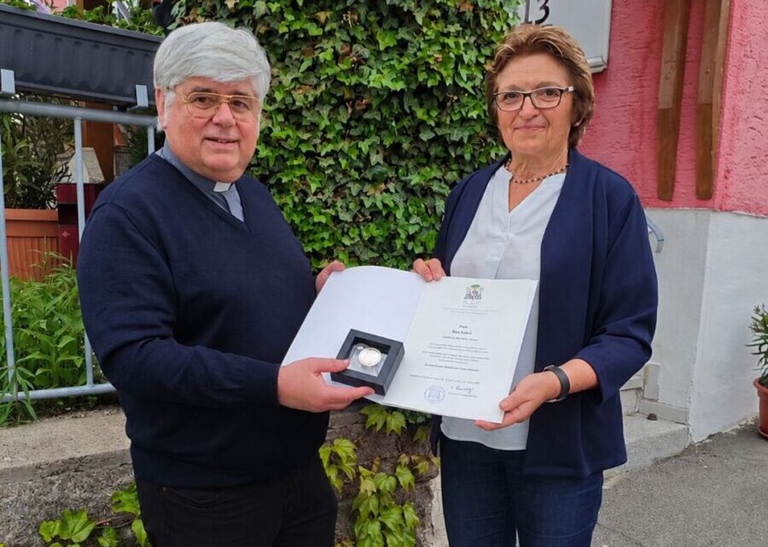 Weiden. Rosi Kincl wird für 40 Jahre Ehrenamt in St. Elisabeth/Maria Waldrast geehrt. Pfarrer Thomas Jeschner überreicht die Bischof-Johann-Michael-von-Sailer Medaille, die zweithöchste Auszeichnung des Bistums Regensburg.