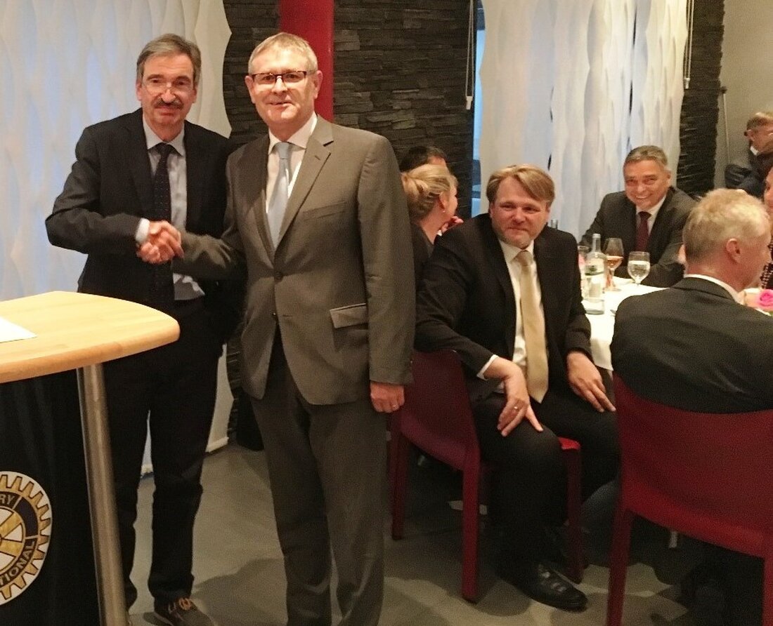 Weiden. Die Präsidentschaft des Rotary Club Weiden wechselte im Restaurant Lobster: Dr. Rainer Wagner folgt Wolfgang Jess.  Der scheidende Präsident ließ das Jahr Revue passieren. Er ging dabei auf herausragende Veranstaltungen, [&hellip;]