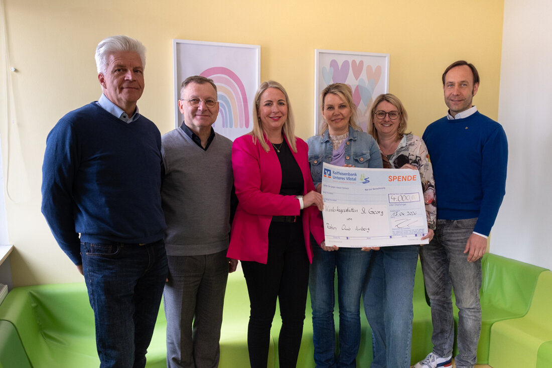 Amberg. Der Rotary Club Amberg übergab 4.000 Euro aus dem Benefizkonzert des Polizeiorchesters Bayern an die Kindertagesstätten St. Georg. Die Spende setzt die Tradition fort und hilft bei Anschaffungen und Unterhalt.