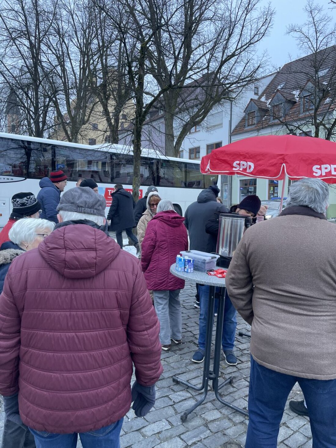 Neustadt/WN. Die SPD tourt am Samstag, 24. Januar 2026, mit Kandidatinnen und Kandidaten durch den Landkreis. An mehreren Stationen gibt es Bewirtung und offene Gespräche für einen familienfreundlichen Landkreis.