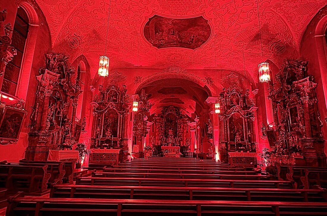 Luhe. Vor der in tiefes Rot getauchten Pfarrkirche St. Martin kamen am Mittwochabend rund 50 Gläubige zum „Pilgerweg der Hoffnung“ zusammen – einem stillen Zeichen der Zuversicht in einer unruhigen Welt. 