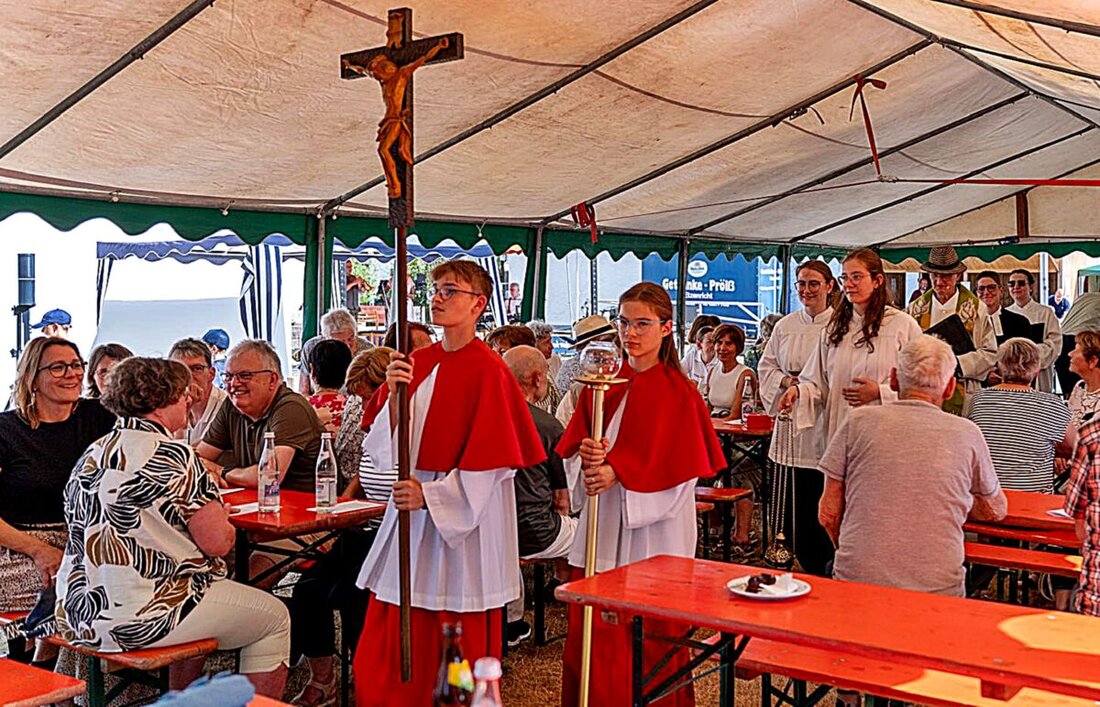 Rothenstadt. Bei strahlendem Sommerwetter und bester Stimmung feierten zahlreiche Besucherinnen und Besucher kürzlich das traditionelle Pfarrfest in Rothenstadt. Vielfältige Angebote, engagierte Helferinnen und Helfer sowie gelebte Ökumene machten den Nachmittag zu einem gelungenen Ereignis für die ganze Gemeinde.