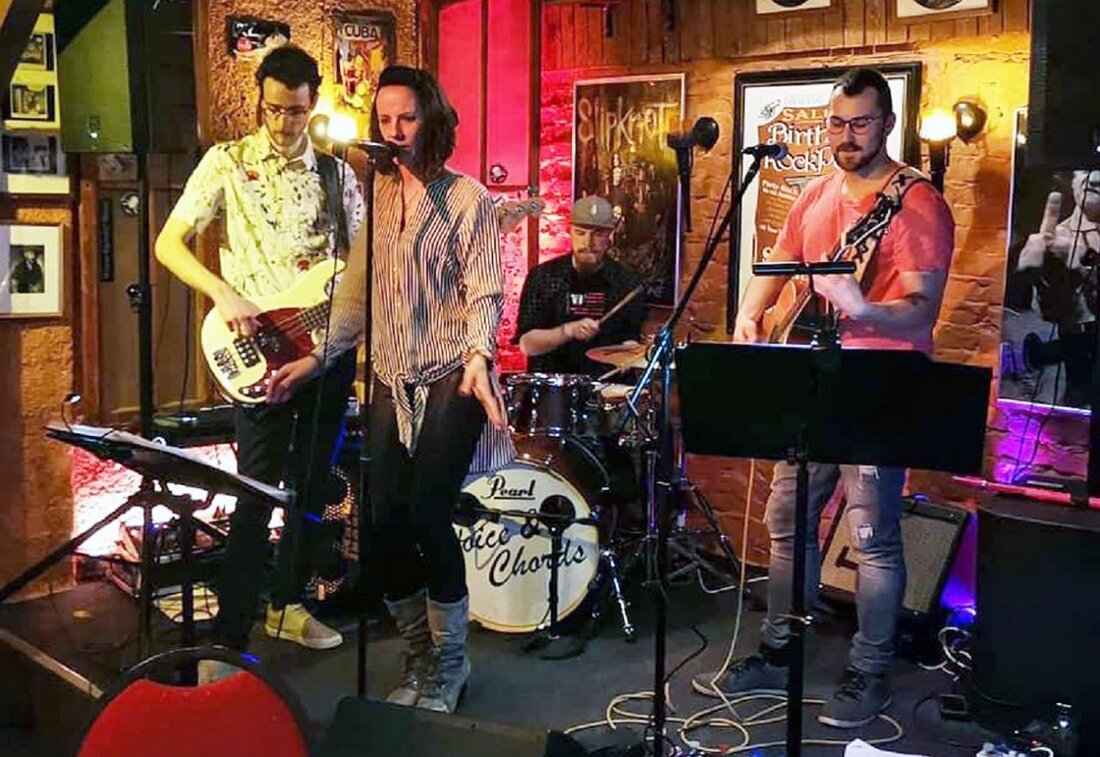 Rothenstadt. Irgendwie anders, aber doch bekannt – so präsentierte sich „Voice &amp; Chords“ bei ihrem Konzert im Rothenstädter Rockmusikclub Salute. Die Band aus dem Schwandorfer Raum gehört zur neuen Generation der [&hellip;]