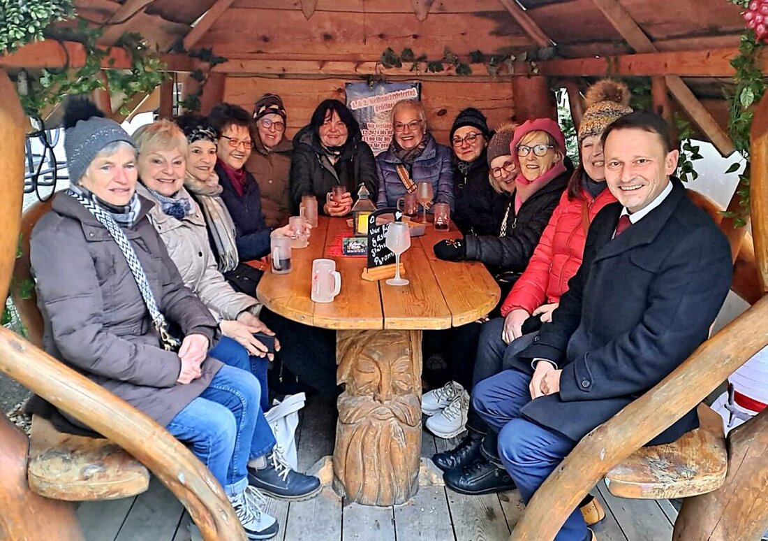 Rothenstadt. Die "Wanderelfen", eine Gruppe von circa 15 Frauen, besuchten am letzten Wochenende den Weidener Weihnachtsmarkt und trafen dort zufällig den Oberbürgermeister Jens Meyer.
