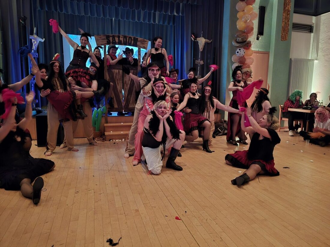 Rothenstadt. Der Frauenbund Rothenstadt feierte einen ausgelassenen Faschingsball unter dem Motto "Wilder Westen", inspiriert durch den neuen Bully-Kinofilm. Der Abend war geprägt von Musik, Tanzeinlagen und guter Stimmung bis in die frühen Morgenstunden.