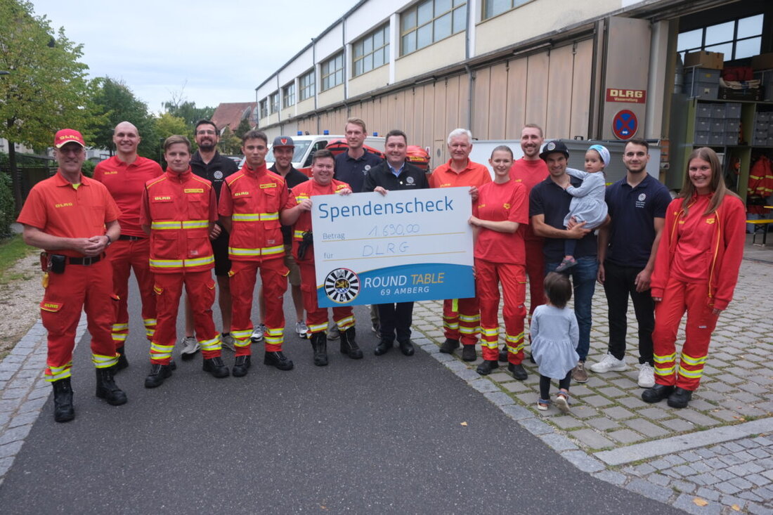 Amberg. Mit einer Spende über 1.690 Euro bedankte sich Round Table 69 Amberg beim DLRG-Ortsverband für den mittlerweile schon fünften Einsatz beim diesjährigen Entenrennen. Das Geld kommt den Wasserrettern insofern sehr gelegen, weil die Gruppe Schutzanzüge für neue Helfer anschaffen muss.