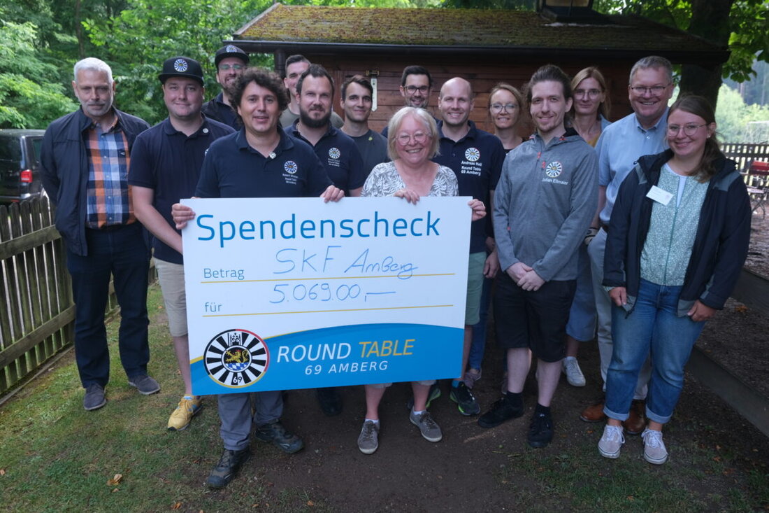 Amberg. Hauptgewinner beim Entenrennen von Round Table Amberg ist nicht die
schnellste Ente, sondern eine soziale Einrichtung. Immer mit dabei beim
Verteilen des Erlöses: der Sozialdienst katholischer Frauen (SkF). Und das
schon seit über 20 Jahren.