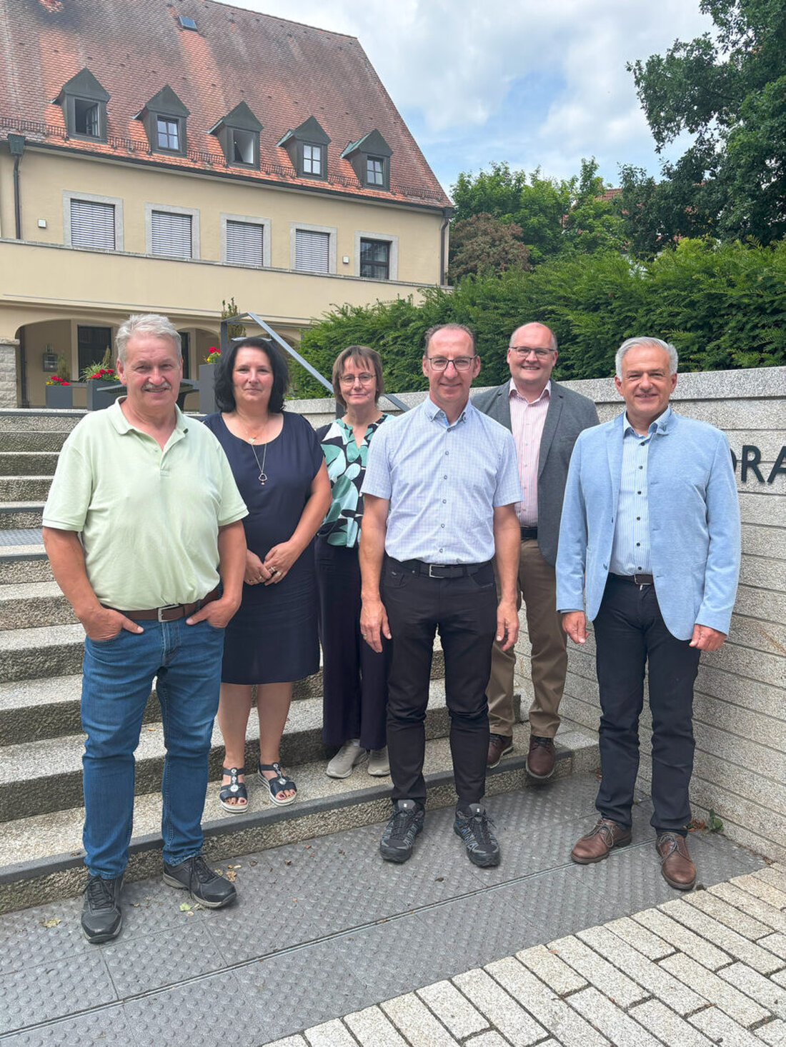 Tirschenreuth. Rudolf Schmeller wird ab 1. Juli 2025 neuer Sachgebietsleiter für Kreiseigene Gebäude am Landratsamt Tirschenreuth und folgt auf Martin Thoma. Er ist seit 1983 in der Bauabteilung tätig und war bereits stellvertretender Sachgebietsleiter.