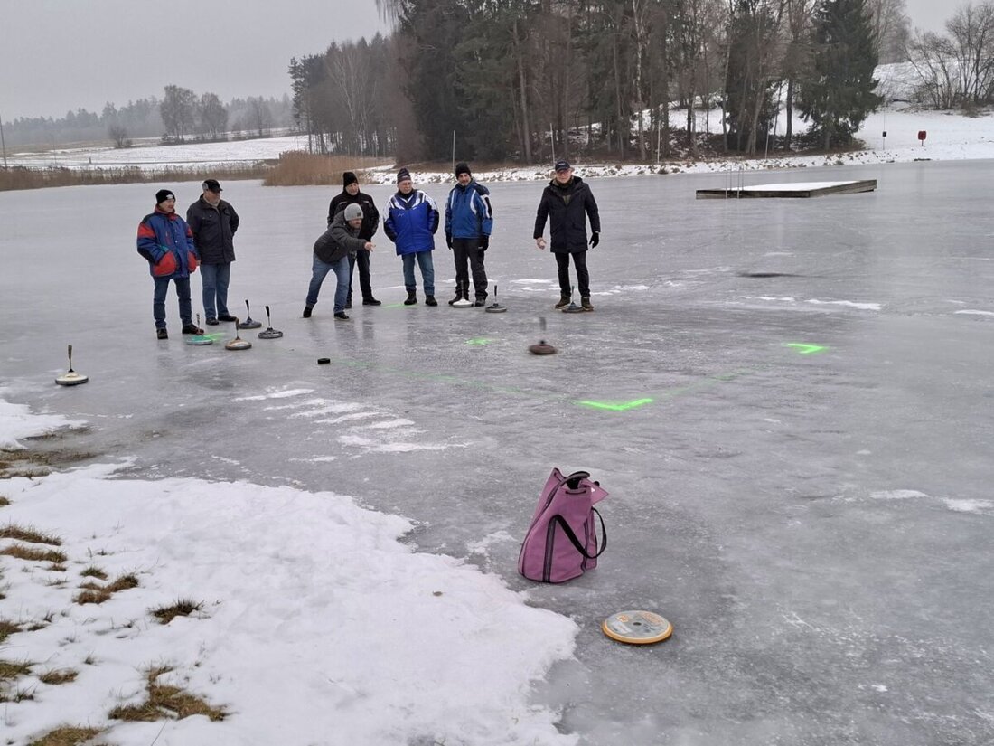 Eslarn. Nach strengen Frostnächten lädt der zugefrorene Atzmannsee wieder zum traditionellen Eisstocken ein. Mitglieder des Wintersportvereins feiern die Rückkehr auf Natureis mit Wettbewerb und Geselligkeit.