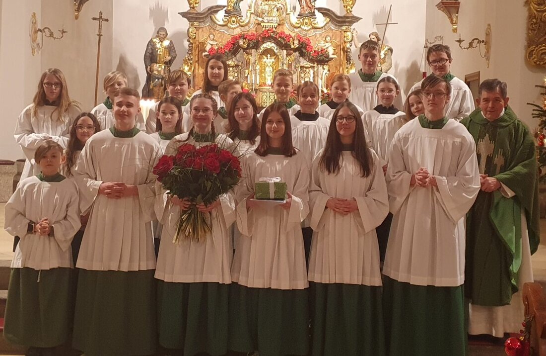 Floß. Oberministrantin Hellen Noetzel wurde nach zehn Jahren Dienst in der katholischen Pfarrgemeinde St. Johannes der Täufer emotional verabschiedet.