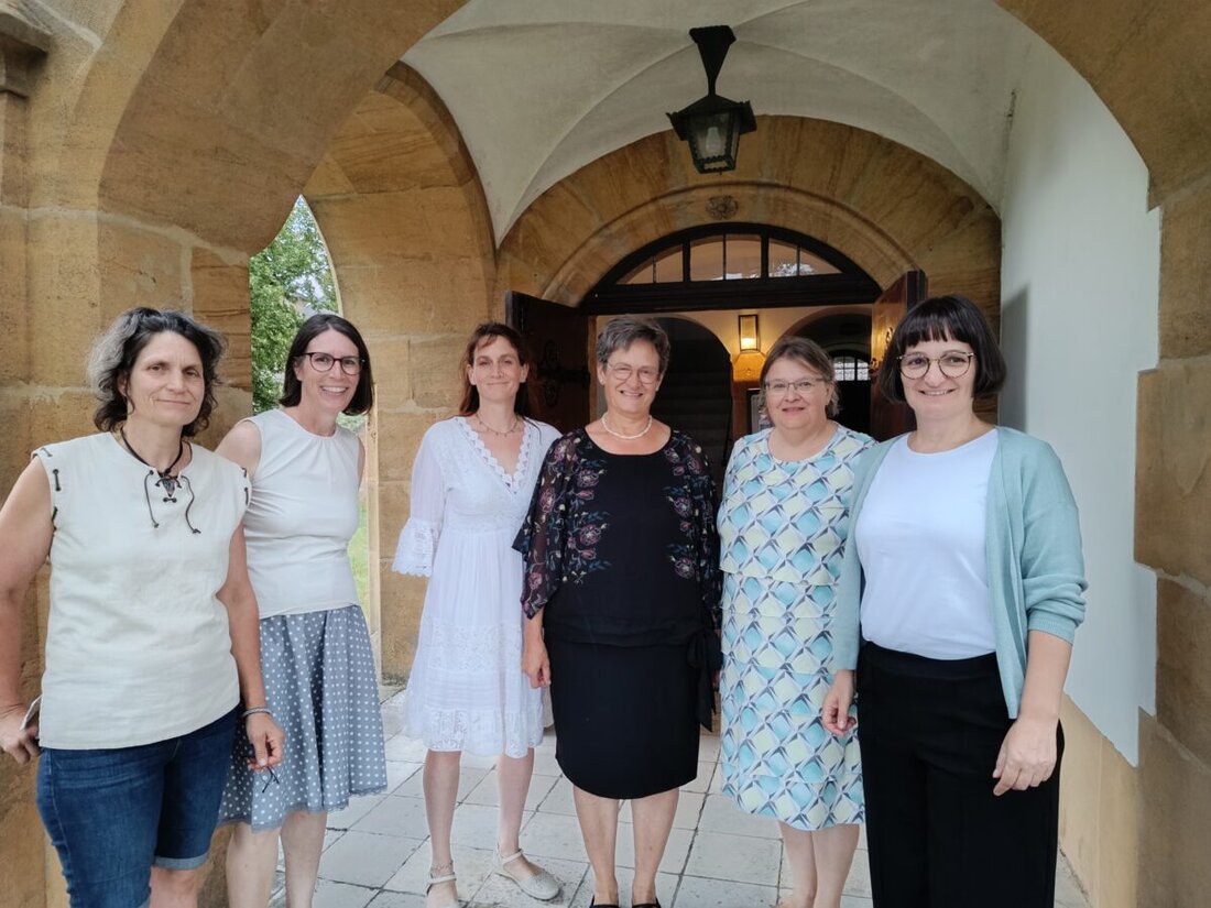 Mantel. Am 6. Juli 2025 bot die evang. St. Peter- und Pauls-Kirche in Mantel eine "Ruhepause für die Seele" mit Musik und besinnlichen Texten. Der Eintritt war frei, die gesammelten Spenden von 483 € unterstützen das Frauenhaus in Weiden.