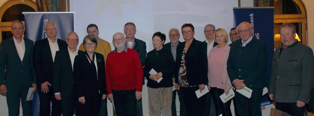 Vohenstrauß. Die Volksbank Raiffeisenbank Nordoberpfalz ehrte 55 Mitarbeiterinnen und Mitarbeiter für Treue seit zehn, 25, 40 und 45 Jahren und verabschiedete 17 Kolleginnen und Kollegen. Gefeiert wurde im Gasthof Drei Lilien.