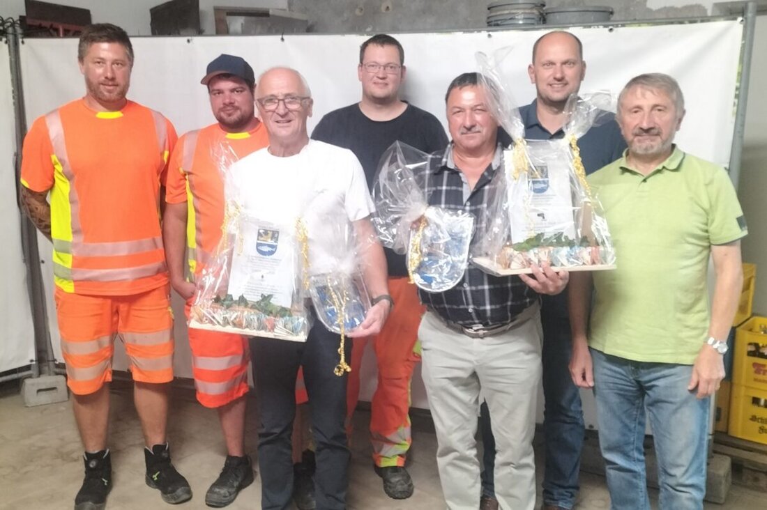 Eslarn. Nach über 30 Jahren gehen die Spitzenkräfte Anton Hochwart und Karl Ebenhöh aus Wasser, Abwasser und Bauhof in den Ruhestand. Bürgermeister Thomas Kleber würdigt ihren Einsatz und die Übergabe an ihre Nachfolger.
