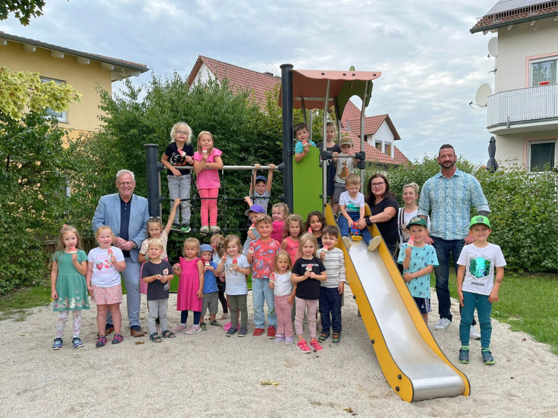 Schwandorf. Der erneuerte Spielplatz Am Danneracker in Krondorf ist wieder offen und bietet Schaukel, Klettergerüst und Karussell. Kinder testeten begeistert, es gab Eis.