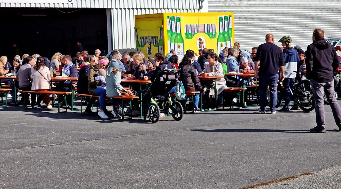 Weiden. Beim Fliegerfest des Aero-Club Weiden lockten Rundflüge, Kuchen und Musik viele Besucher an. Die Einnahmen fließen in die Jugendförderung.
