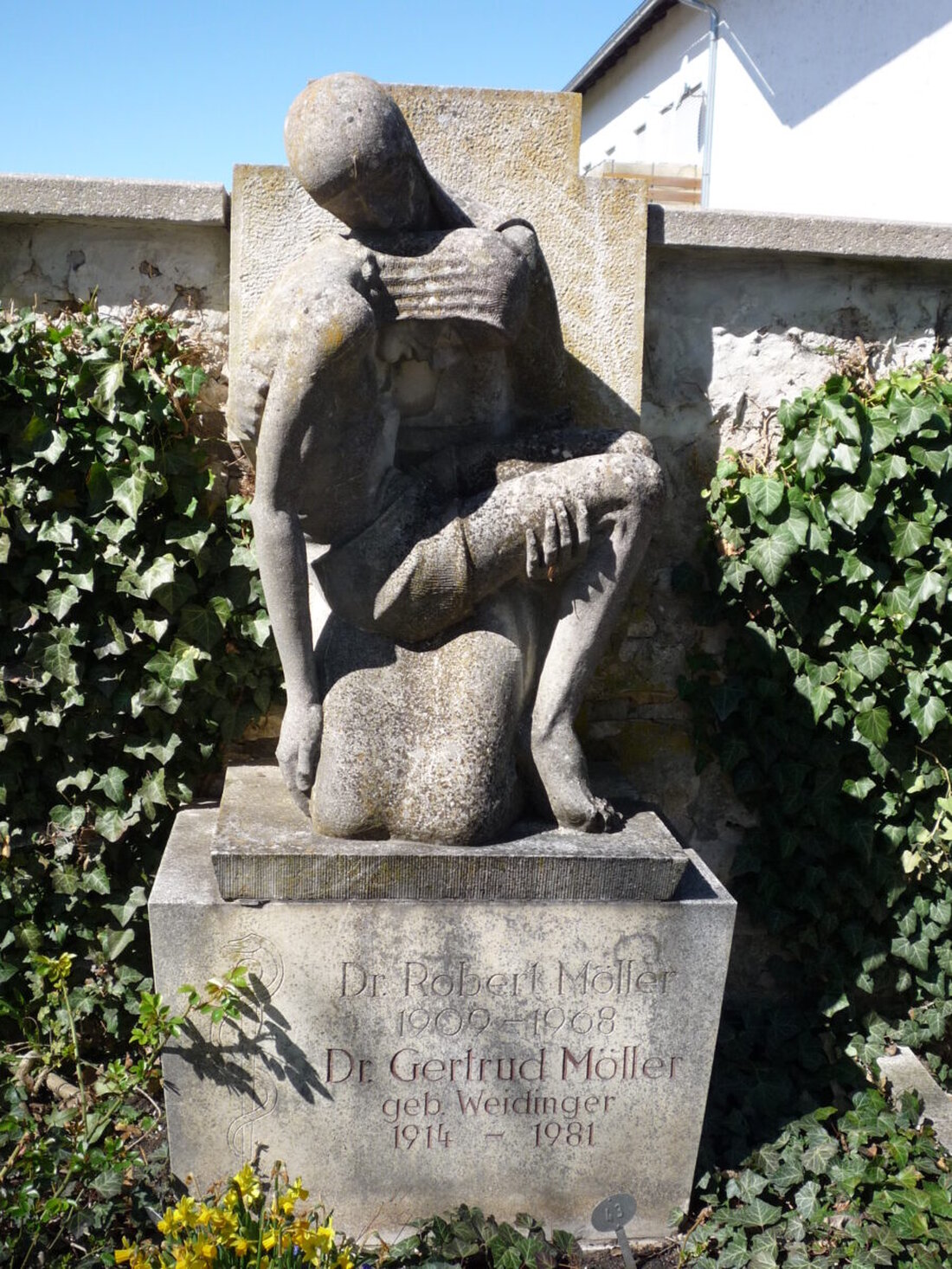 Burglengenfeld. Am Sonntag, 2. November 2025, lädt die ehemalige Museumsleiterin Dr. Margit Berwing-Wittl um 15 Uhr zu einer etwa 90-minütigen Führung über den Burglengenfelder Friedhof ein. Treffpunkt ist am Haupteingang des Friedhofs. Die Teilnahmegebühr beträgt vier Euro.