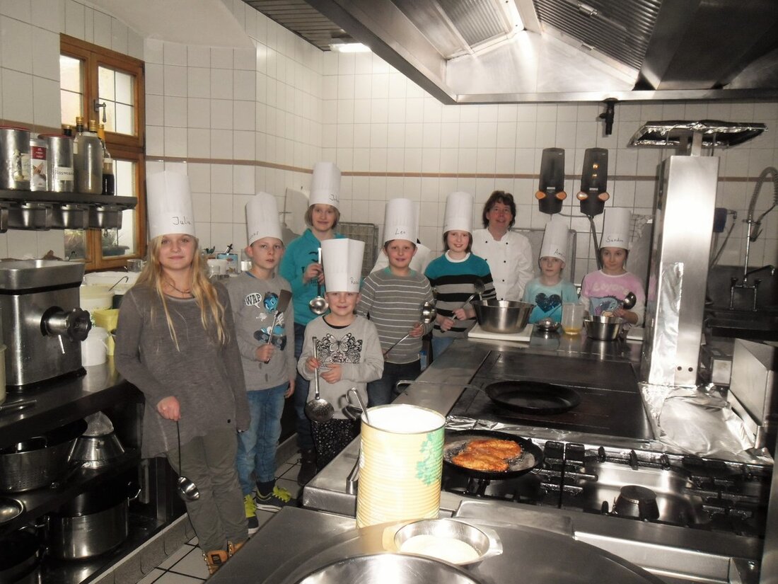 Waldsassen. Beim Kinderkochkurs „F(r)isch auf den Tisch“ schwangen acht Nachwuchsköche den Kochlöffel. Gewonnen hatten sie ihre Teilnahme im vergangenen Jahr bei „Karlis großer Fischolympiade“ während der Eröffnungsfeier der Erlebniswoche Fisch [&hellip;]