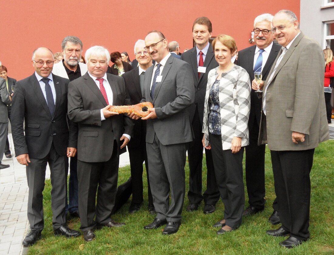Neustadt/WN. Mit einem großen Fest feierte der Allgemeiner Sozial- und Schuldnerberatungsverein e.V. (kurz ASN) den Einzug in das neue zweistöckige Vereinsgebäude. Seinen neuen Sitz hat der Verein jetzt in der [&hellip;]