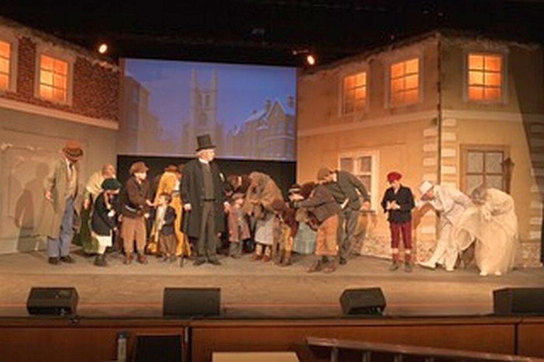 Vohenstrauß. Am Samstagabend feierte die Stadtbühne Vohenstrauß ihr mit Spannung erwartetes Comeback mit der Premiere von "Eine Weihnachtsgeschichte", einem zeitlosen Klassiker von Charles Dickens.