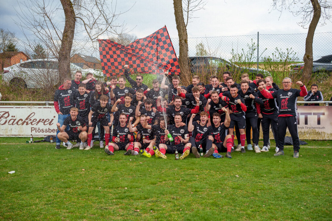 In einem packenden Spiel zwischen der SG SV Plößberg I / SV Schönkirch II und SC Luhe-Wildenau II trennten sich die Teams mit 2:2. Trotz des Remis durfte der SC jubeln, denn parallel verlor FC Weiden Ost II gegen DjK Neustadt/WN mit 2:4 – damit stand die Meisterschaft in der Kreisklasse AM/WEN Ost vorzeitig fest. Doch bis zur Gewissheit nach Abpfiff mussten die Gäste zittern.