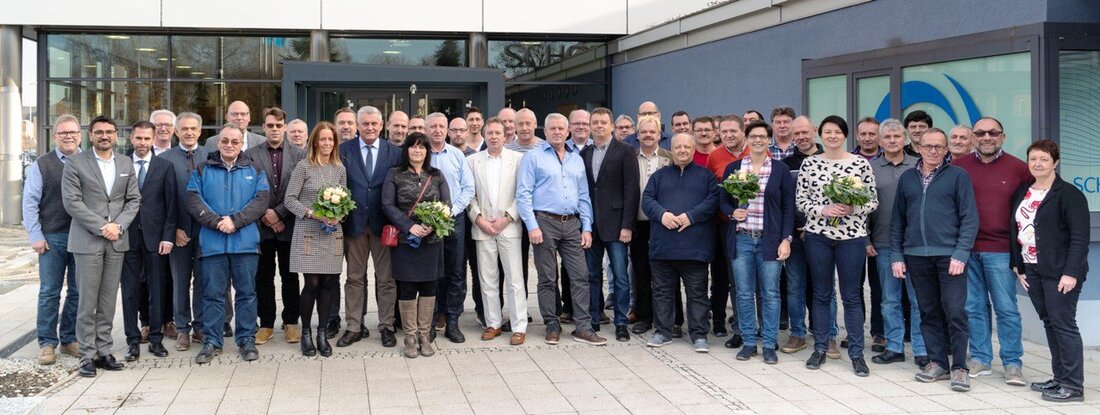 Mitterteich. Bei der Schott AG am Standort Mitterteich wird mit einem Augenzwinkern jeder unter zehn Jahren Betriebszugehörigkeit als Neuling bezeichnet – die Kontinuität bei den Arbeitsverhältnissen ist eines der Markenzeichen [&hellip;]