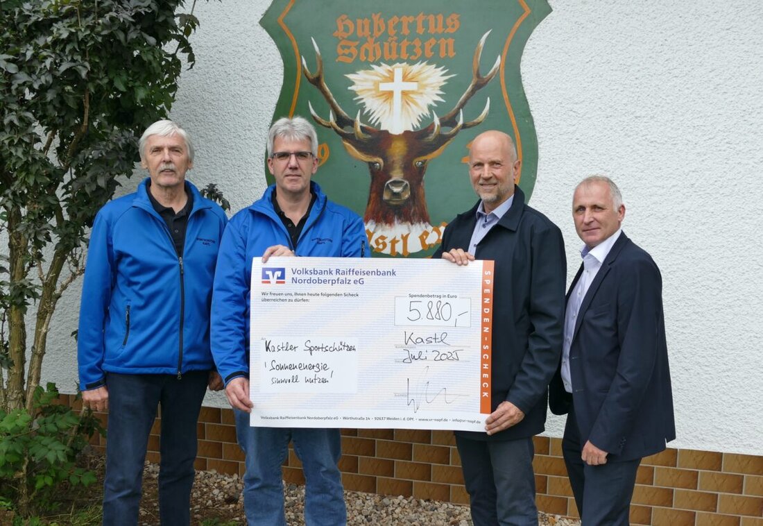 Katl. Die Kastler Sportschützen sammelten durch Crowdfunding 5.880 Euro, davon 2.500 Euro von der VR Bank, für eine Photovoltaikanlage zur Senkung des Energiebedarfs. Zusätzlich wurden Sanierungsarbeiten am Vereinsgebäude durchgeführt, um den Wert zu erhalten und zu schützen.