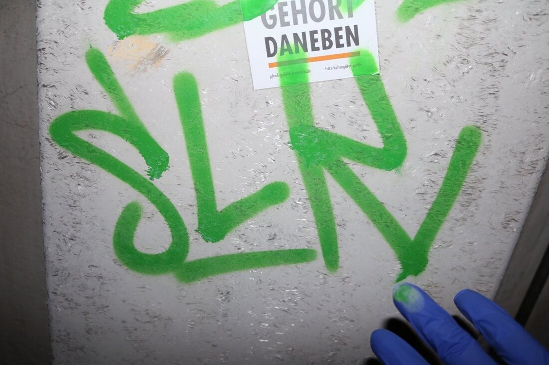 Weiden. Die Polizei erwischte am Wochenende einen Graffiti-Sprayer auf frischer Tat. Jetzt veröffentlichen die Beamten Bilder seiner “Kunstwerke”. In der Hoffnung, dass sich weitere Zeugen melden.  Polizisten beobachteten den 25-Jährigen [&hellip;]