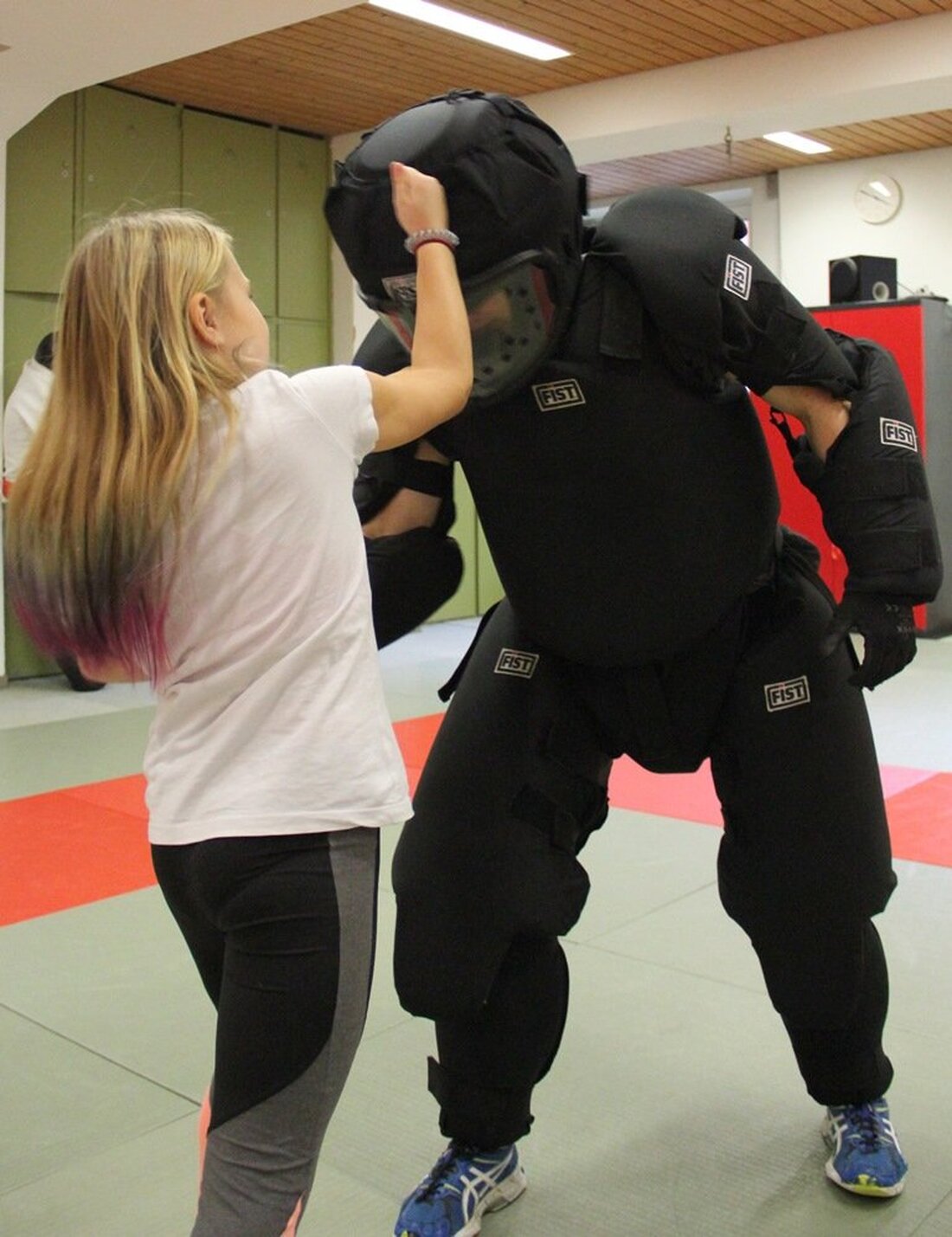 Tirschenreuth. Selbstverteidigung will gelernt sein. Fit darin machen die Kinder erfahrene Trainer in Theorie und Praxis.  In Gefahrensituationen richtig reagieren: Beim Selbstbehauptungs- und Selbstverteidigungskurs der Kommunalen Jugendarbeit in Kooperation mit [&hellip;]