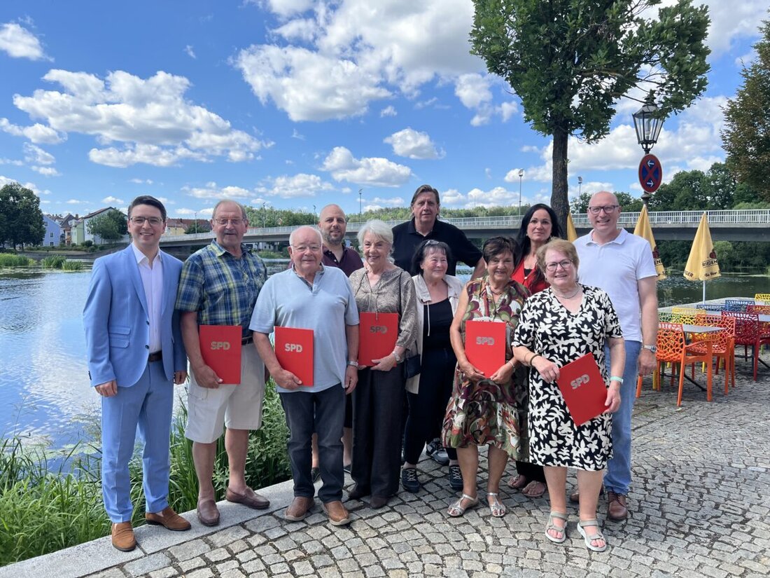 Burglengenfeld. Der SPD-Ortsverein ehrte Mitglieder für ihre langjährige Treue, darunter Rudolf Muggenthaler für 70 Jahre Mitgliedschaft. Bürgermeisterkandidat Martin Antretter und andere planen die Revitalisierung des Stadtzentrums und betonen die Wichtigkeit von Engagement für zukünftige Erfolge.