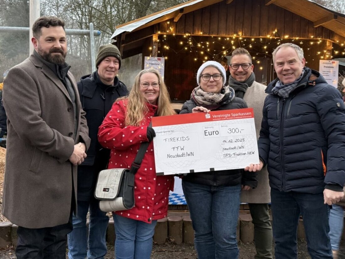 Neustadt/WN. Auf dem Weihnachtsmarkt spendete die SPD-Fraktion 300 Euro an die Kinderfeuerwehr FireKids. Sie fördert Angebote für Kinder von sechs bis zwölf Jahren und die Nachwuchsgewinnung der Freiwilligen Feuerwehr.