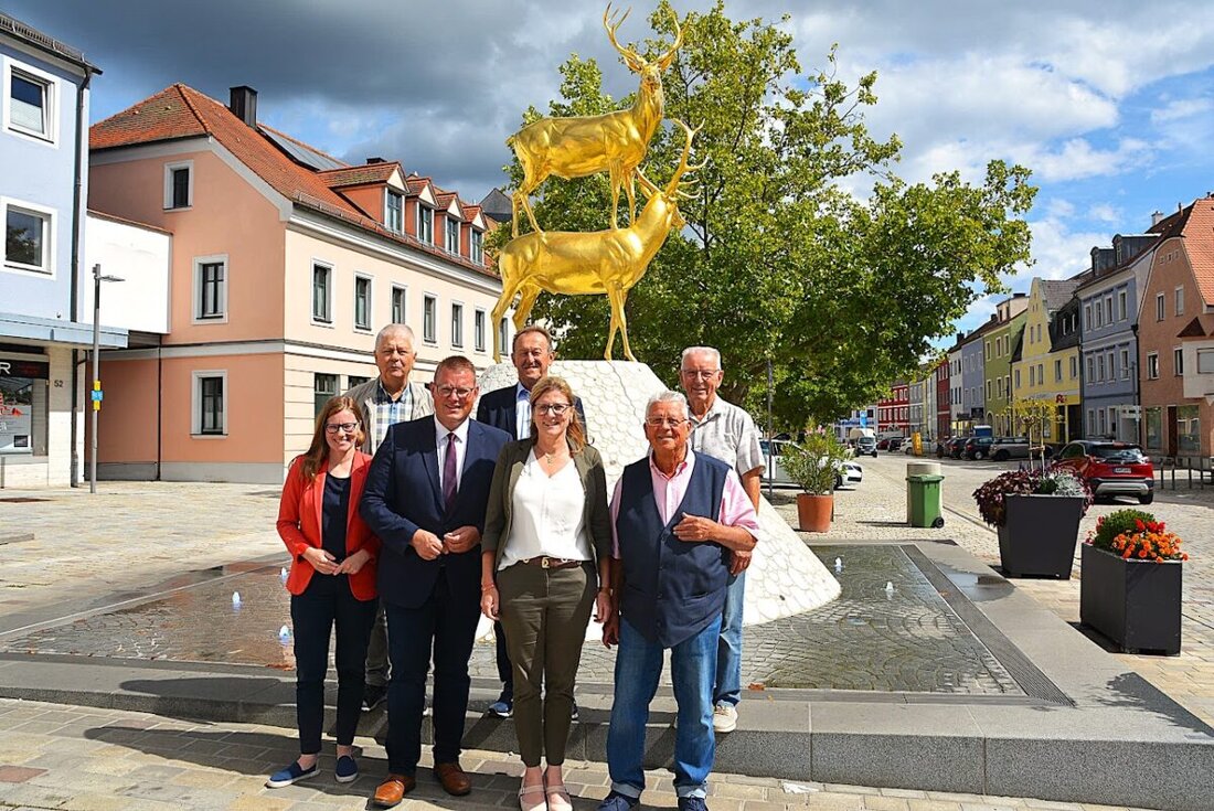 Hirschau. SPD-Fraktionsvorsitzender Holger Grießhammer besuchte Bürgermeisterin Beate Dietrich im Rathaus und sprach über Finanzen, anstehende Bauprojekte und die gelungene Marktplatzgestaltung. Wünsche nahm er nach München mit.
