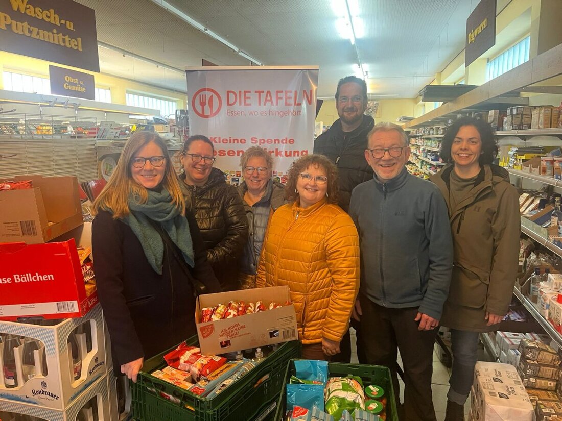 Flossenbürg. Die SPD-Frauen organisierten zum ersten Adventswochenende im Markt die Aktion „Kauf eins mehr“ für die Tafeln in Weiden und Neustadt/WN. Viele spendeten Lebensmittel und Geld; Nicole Bäumler packte mit an.