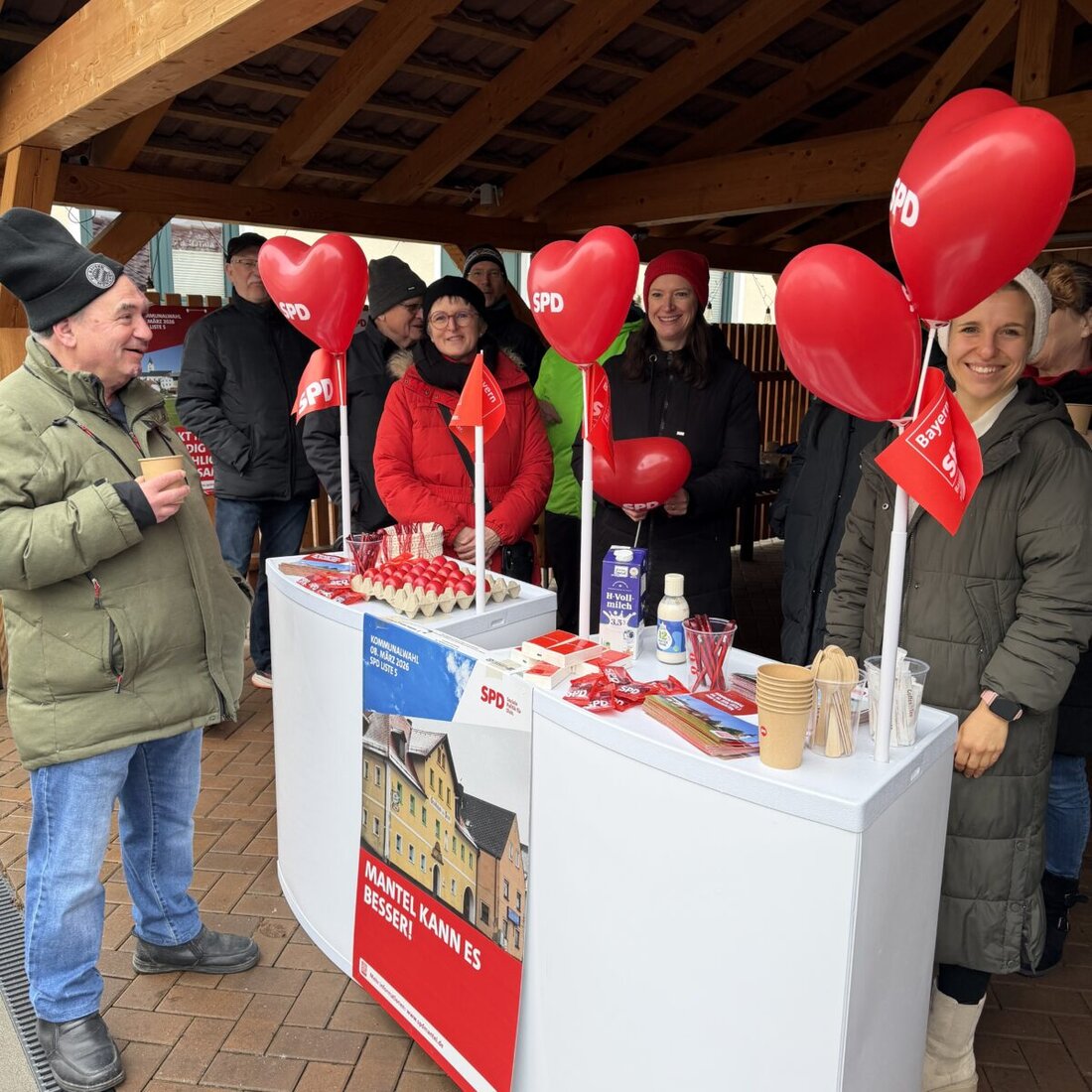 Mantel. Die SPD Mantel lud zum Infostand zur Kommunalwahl im Carport gegenüber der Bäckerei Ziegler und sprach mit Bürgern über Marktplatz und das Gasthaus zur Post. Es gab rote Eier, Luftballons; eine Wahlempfehlung blieb aus.