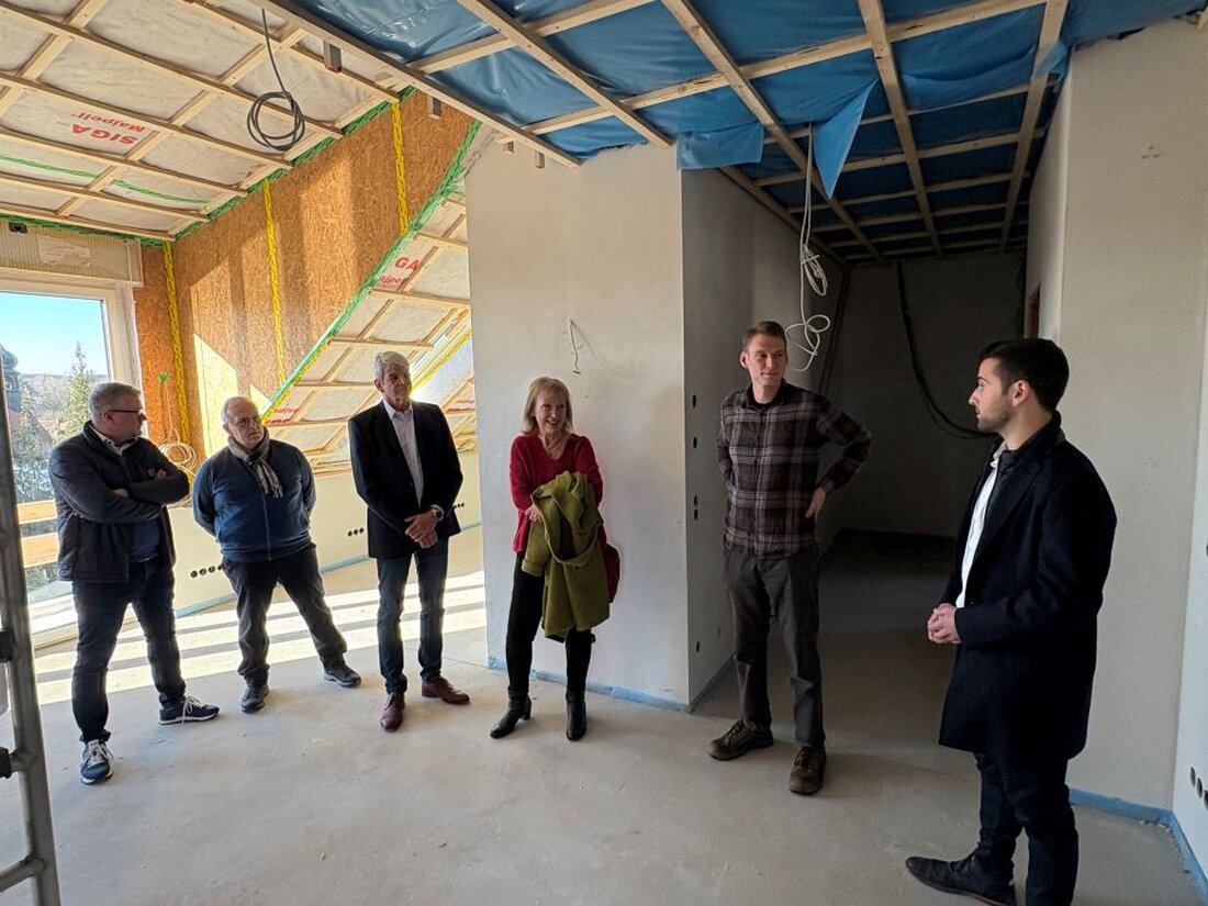 Sulzbach-Rosenberg. Die SPD-Kreistagsfraktion besuchte ein Niedrigstenergiehaus und diskutierte nachhaltige Wohnprojekte samt Fördermöglichkeiten.