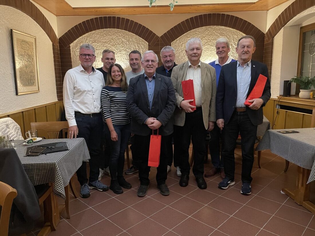 Amberg-Sulzbach. Die SPD-Kreistagsfraktion verabschiedet drei prägende Kreisräte: Reinhold Strobl, Richard Gaßner und Winfried Franz. Zusammen stehen sie für 96 Jahre Kreistag und 42 Jahre als Bürgermeister – geehrt mit Dank.