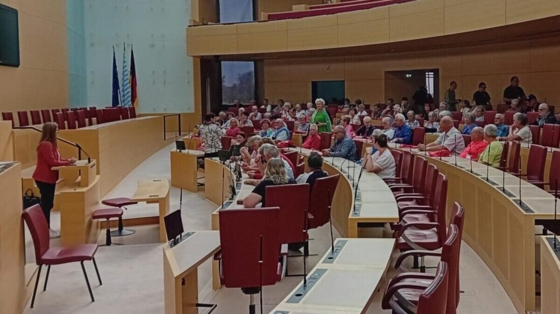 Mantel. Auf Einladung von MdL Nicole Bäumler besuchten acht Mitglieder der SPD Mantel den Landtag, erhielten Einblicke in Arbeit und Zusammensetzung und diskutierten mit der Bildungspolitikerin über gleiche Chancen.