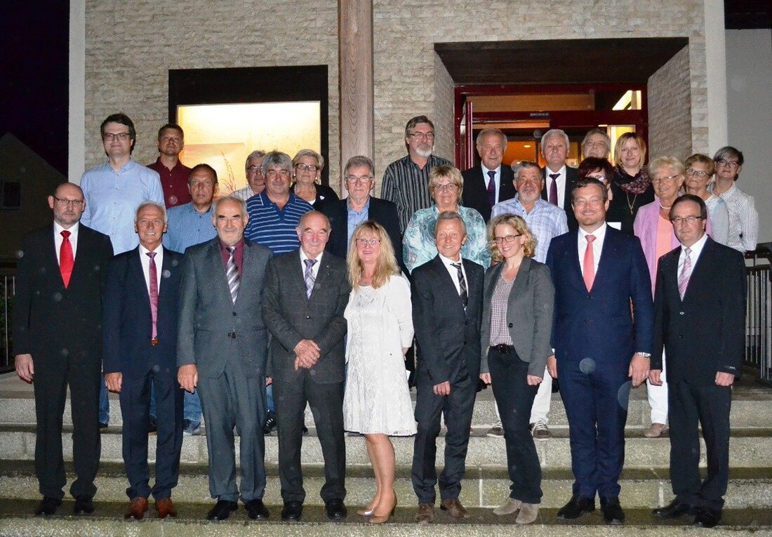 Neusorg. So viele geballte SPD-Politprominenz hat man in Neusorg wohl noch nicht gesehen: Von Abordnungen zahlreicher Ortsvereine über Kreisvorsitzenden Rainer Fischer, Bürgermeister Peter König, Ex-MdL und Ex-MdB Werner Schieder, Bayern-SPD-Generalsekretär Uli [&hellip;]