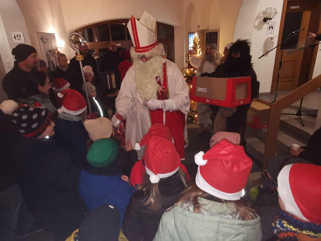 Eslarn. Trotz Regenwetter beschenkte das SPD-Nikolaus-Team am Nikolaustag zahlreiche Kinder am Rathaus. Die gesammelten Spenden von 370 Euro werden für Kleidung der Festdamen und -burschen verwendet.