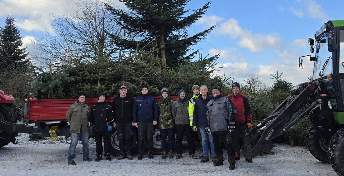 Parkstein. Der SPD Ortsverein Parkstein sammelte mit zehn Helfern und zwei Traktoren die ausgedienten Christbäume ein. Die Bäume wurden zur Landschaftsgärtnerei Hausner gebracht und zu Rindenmulch gehäckselt.