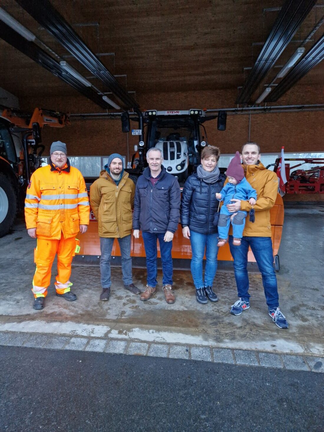 Parkstein. Eine SPD-Delegation besuchte den Bauhof, um die neueste Ausrüstung und Arbeitssituation zu diskutieren und Unterstützung zuzusichern.