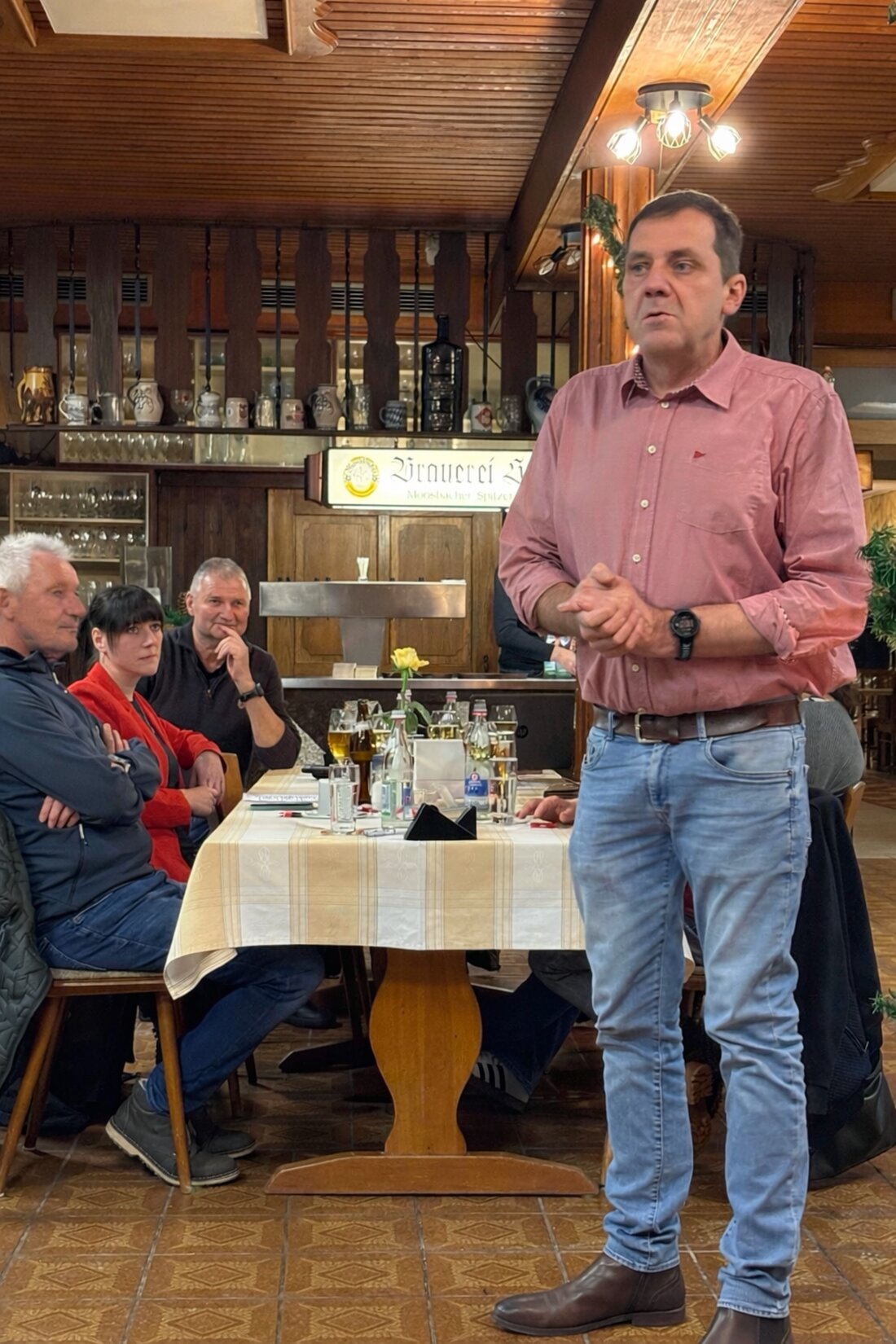 Pleystein. Die SPD eröffnete im Hotel Regina den Auftakt zur Kommunalwahl 2026. Bürgermeisterkandidat Werner Rieß blickte zurück, stellte Ziele und Team vor und beantwortete Fragen der Besucherinnen und Besucher.