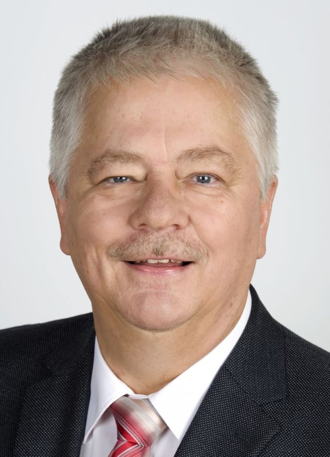 Wernberg. SPD-Senioren diskutieren in Wernberg über Rentenanpassungen und zielen auf ein höheres Mindestsicherungsniveau ab, während sie auch für bessere Löhne und eine flexible Rente eintreten.