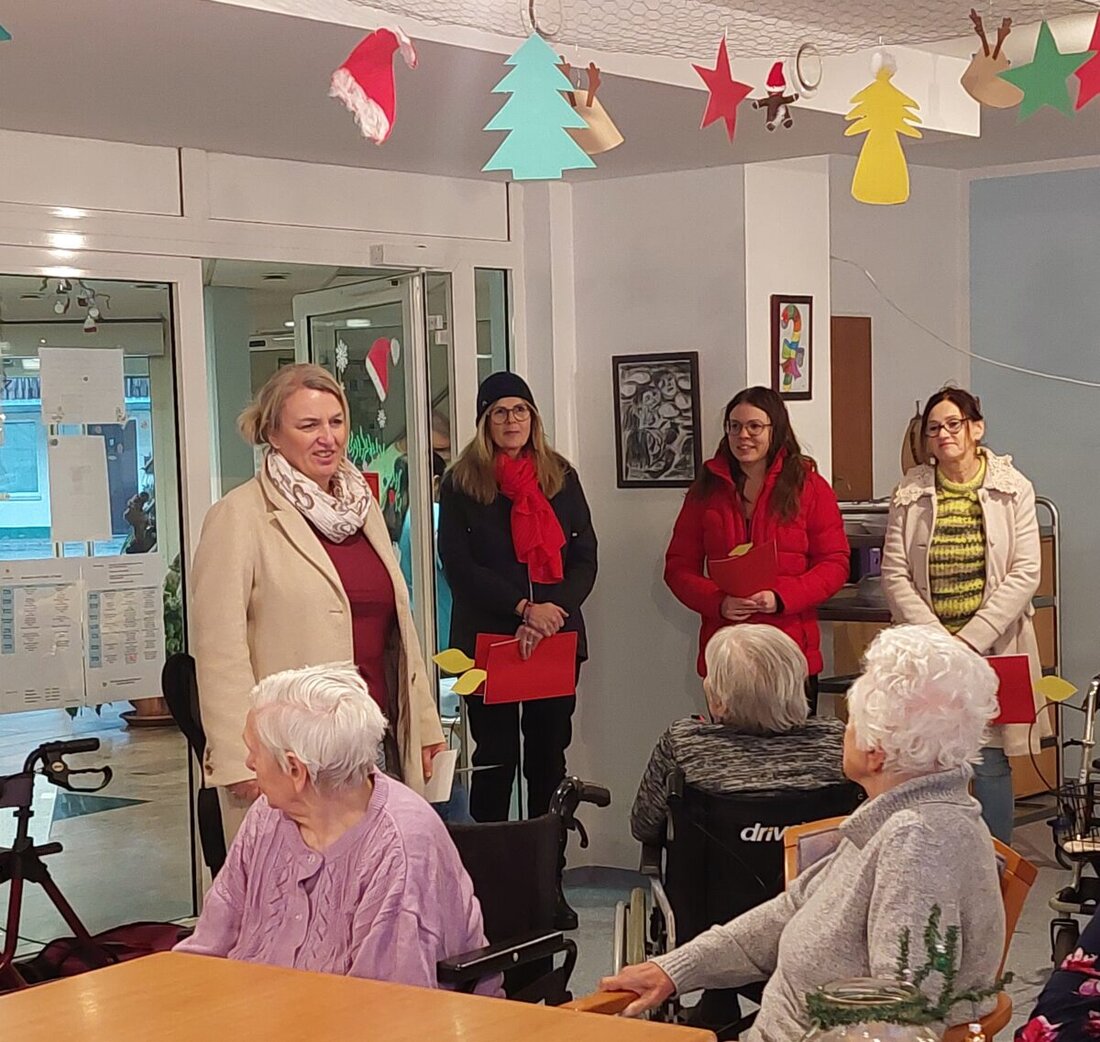 Grafenwöhr. Der SPD-Ortsverein besuchte das BRK-Seniorenwohn- und Pflegeheim in Hammergmünd sowie das St. Sebastian-Heim. Mit kleinen Geschenken und Musik brachten die Mitglieder vorweihnachtliche Freude in die Häuser.