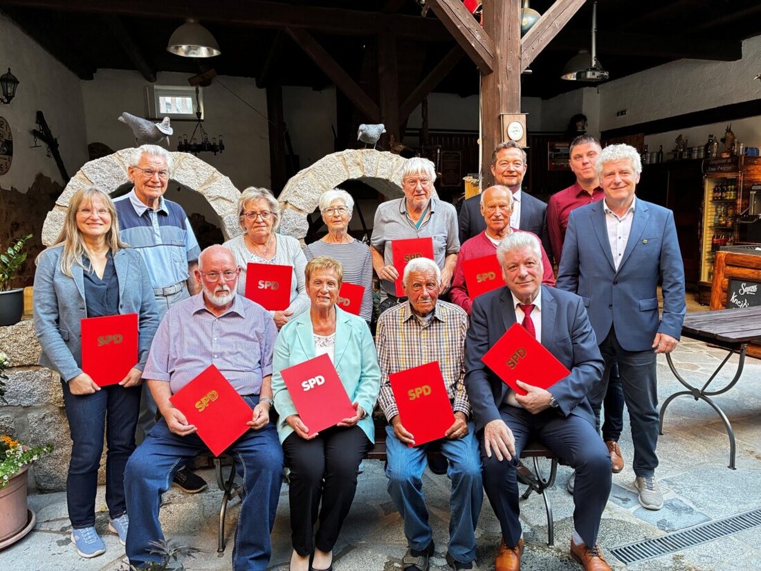 Floß. Zur Jahreshauptversammlung des SPD-Ortsvereins kam überraschend Bundespolizeibeauftragter Uli Grötsch. Geehrt wurden langjährige Mitglieder mit zusammen 585 Jahren; drei erhielten die Ehrenmitgliedschaft.